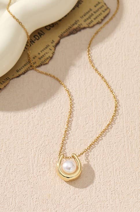 Pearl U Necklace